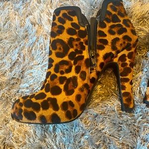 Gianni Bini leopard faux fur ankle boot - size 8M NEVER WORN